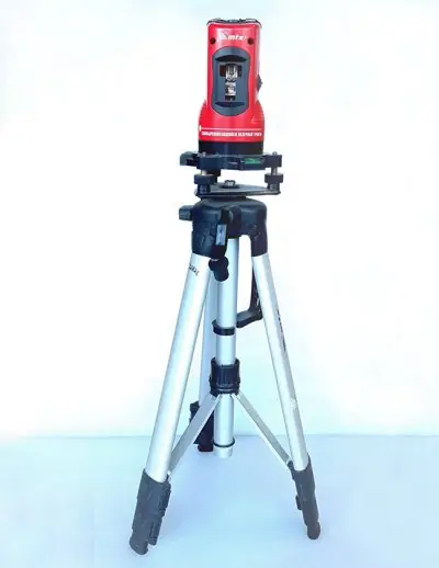 Equipamento de medição taqueômetro em uso